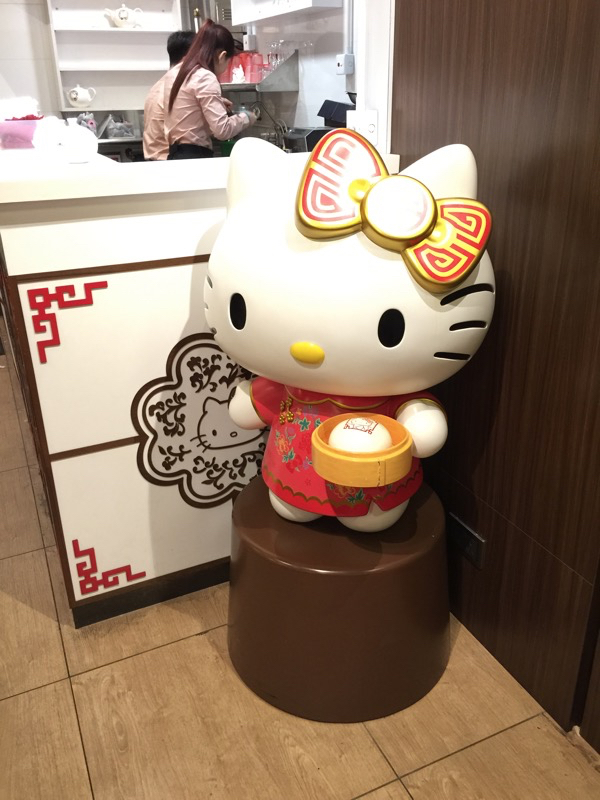 Hello Kitty Chinese Restaurant in HK - Full sized Kitty
