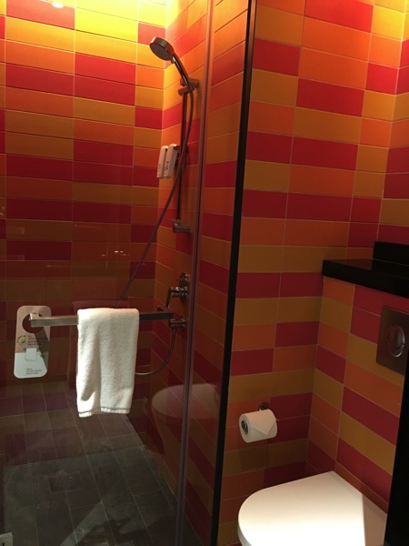 IBIS Styles Macpherson (Accor group hotel chain) - bathroom and toilet