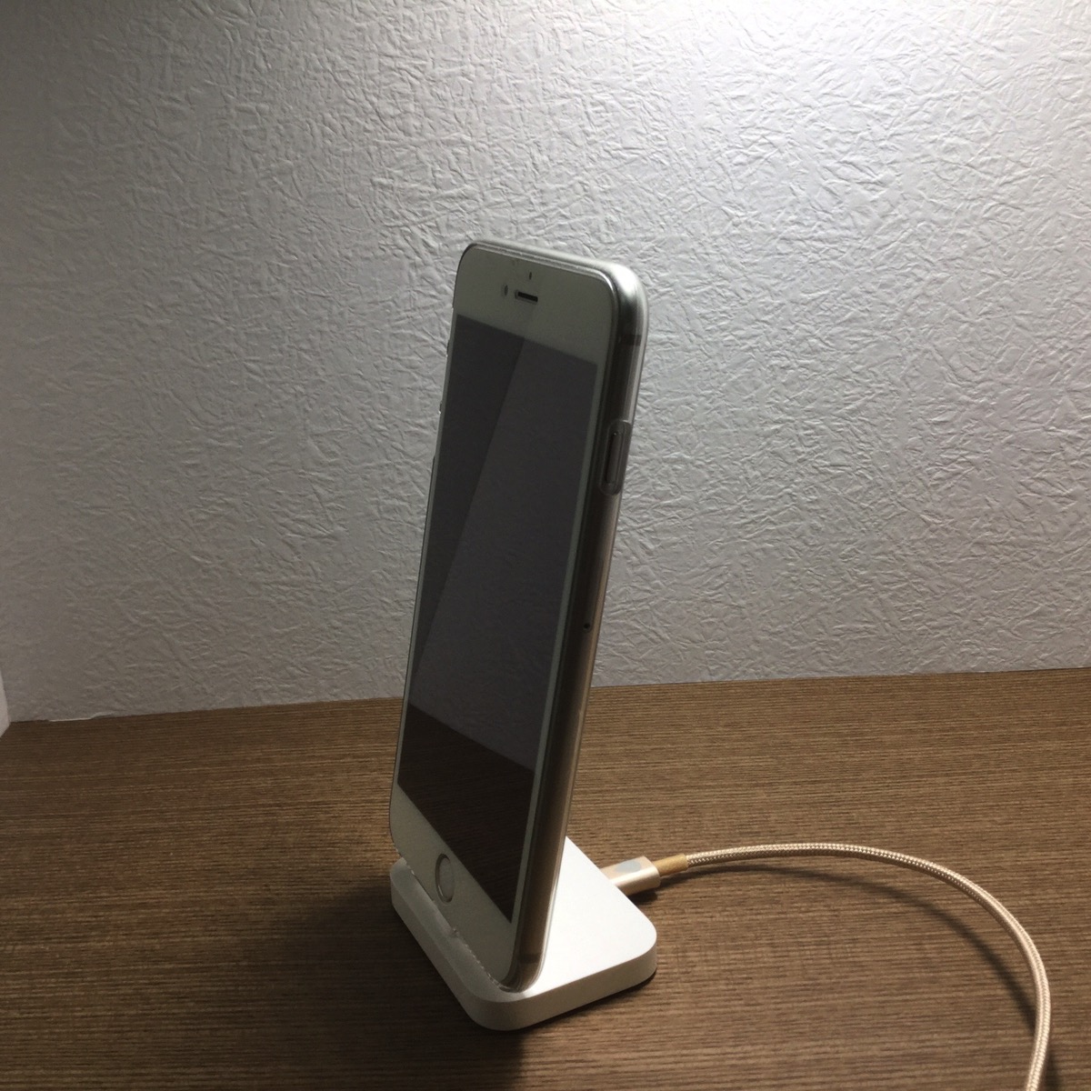 Apple Lightning iPhone doc - iPhone 6 Plus docked