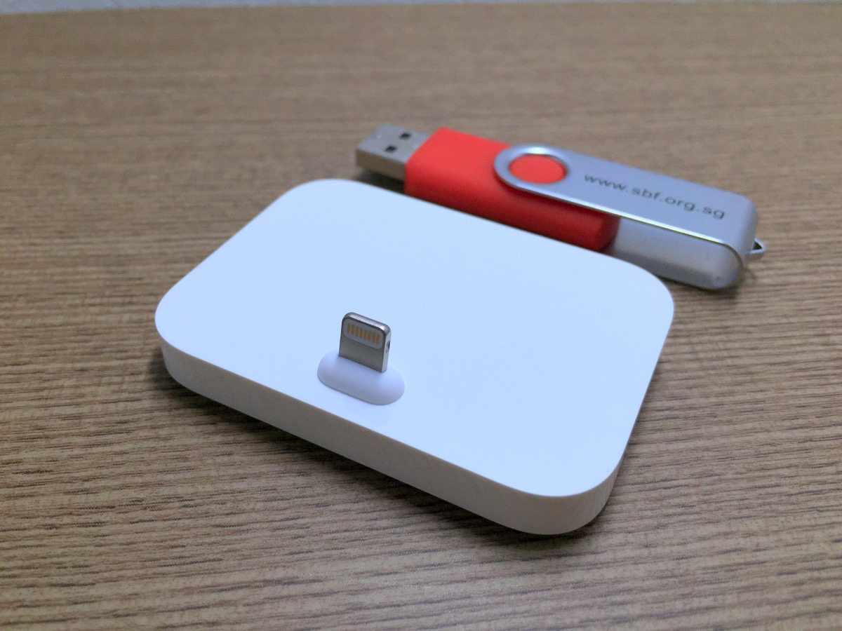 Apple Lightning iPhone doc - size to USB thumbdrive