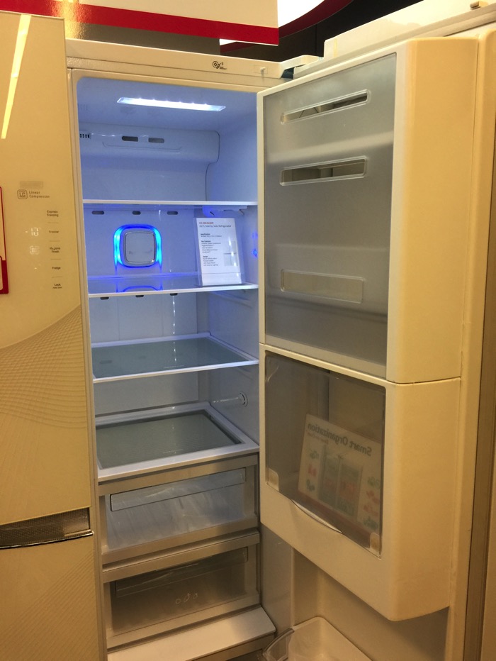LG Refrigerator - Side by Side - GS M6262KR - Side Door Full opened