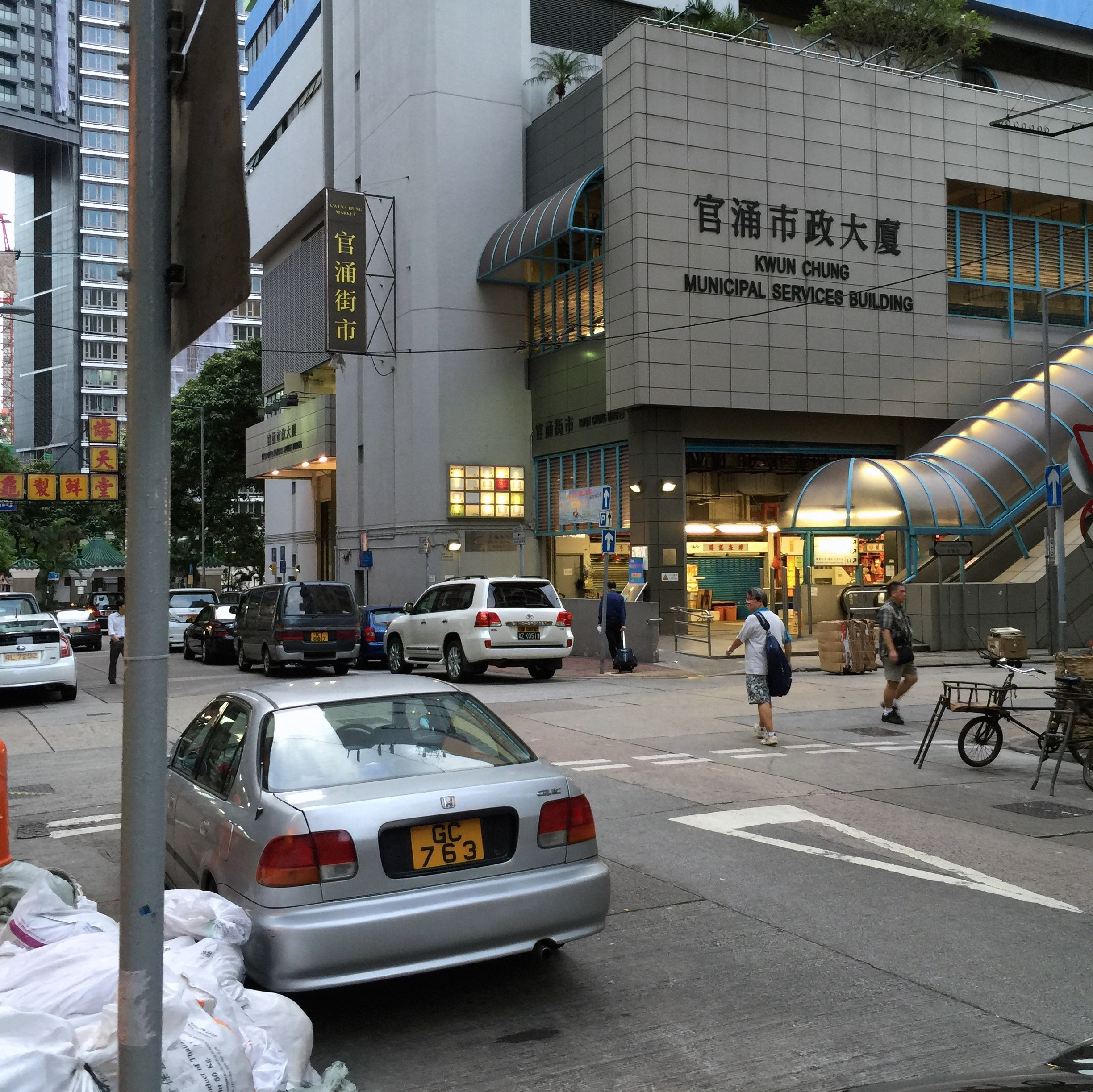 Hong Kong Hello Kitty Restaurant - past through Municipal Services Building