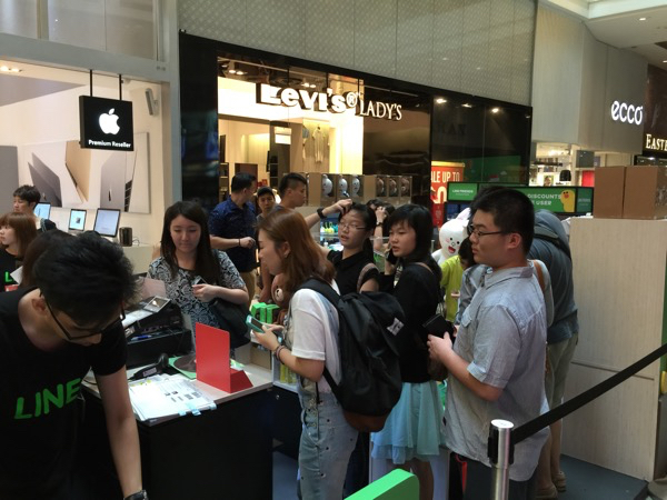 LINE POP-UP Store in Singapore - Queue at Cashier