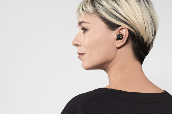 Earin earphones - how it looks on wearer