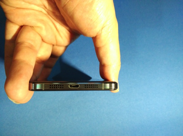 OnePlus X - bottom view