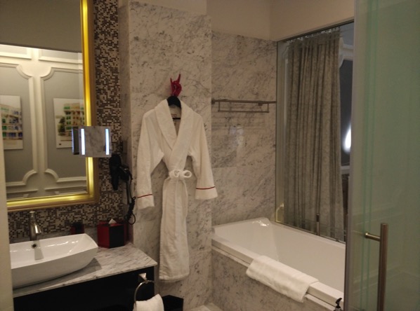 Sofitel So Singapore - bathroom