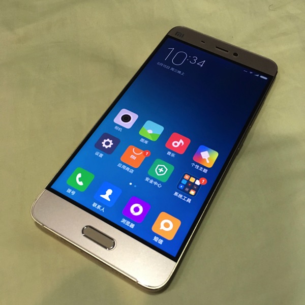 Xiaomi Mi 5 (小米手机5) Smartphone - powered on (main screen)