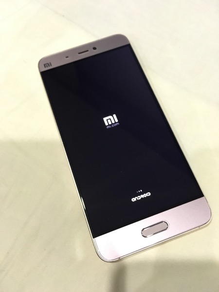 Xiaomi Mi 5 (小米手机5) Smartphone - powering on