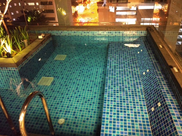 mercure-bugis-singapore-hotel-review-executive-loft-room-jacuzzi-area