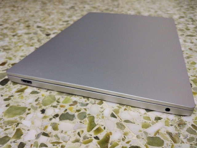 Xiaomi Mi Notebook Air Review - left
