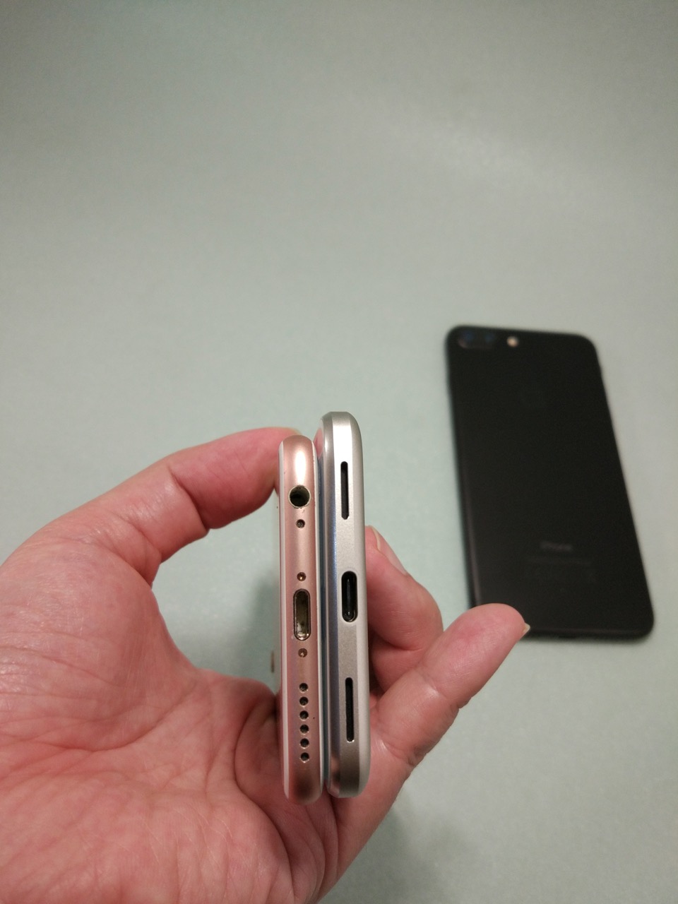 google-pixel-review-compare-pixel-vs-iphone-7-bottom-view